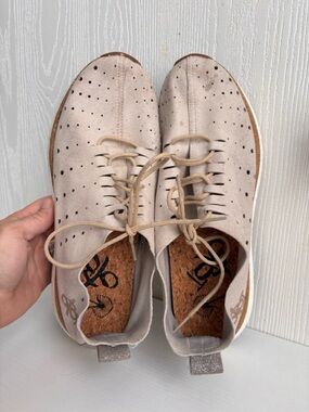 OTBT | Woman’s Casual Perforated Lace-Up Shoes in Light Beige | Size 9.5